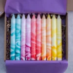 Ilgų dekoratyvinių cilindrinių žvakių rinkinys - Marmurinė vaivorykštė (10 vnt.) - Image 2