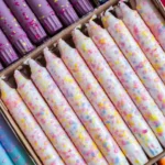 Ilgos dekoratyvinės cilindrinės žvakės - vaivorykštės konfeti (po 1vnt.)