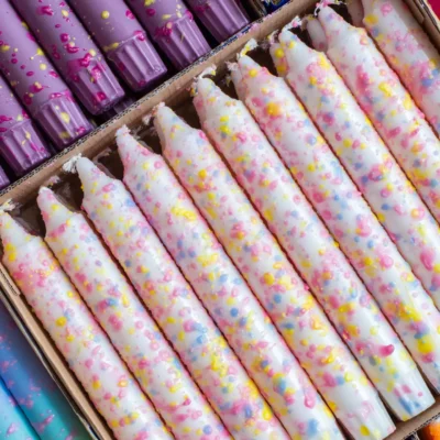 Ilgos dekoratyvinės cilindrinės žvakės - vaivorykštės konfeti (po 1vnt.)