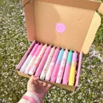 Ilgų dekoratyvinių cilindrinių žvakių rinkinys - Vyšnių žiedai ir sakuros (10 vnt.) - Image 4