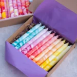 Ilgų dekoratyvinių cilindrinių žvakių rinkinys - Marmurinė vaivorykštė (10 vnt.) - Image 3