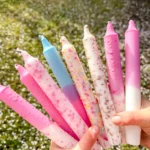 Ilgų dekoratyvinių cilindrinių žvakių rinkinys - Vyšnių žiedai ir sakuros (10 vnt.) - Image 2